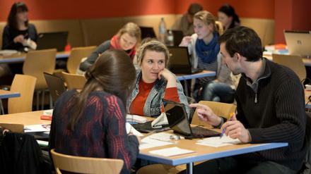 Berliner Studierende in der UdK zur "Langen Nacht der aufgeschobenen Hausarbeiten".
