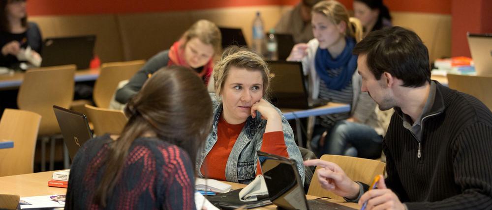 Berliner Studierende in der UdK zur "Langen Nacht der aufgeschobenen Hausarbeiten".