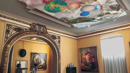 Im Schlafgemach der Kurfürstin. Myriam Thyes projiziert Planeten und schwebende Hochhäuser an die Decke.