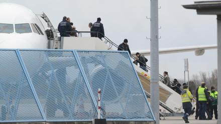 Abgelehnte Asylbewerber steigen in ein Flugzeug.