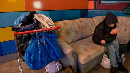 Eine Obdachlose sitzt am Bahnhof Lichtenberg. Wie viele Obdachlose in Berlin leben, wird erst im Januar 2020 klar sein.