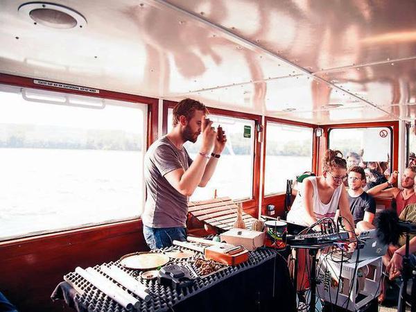Musik drin. Während des Festivals legt stündlich ein Boot mit Musikern vom Ufer des Tollensesees ab.