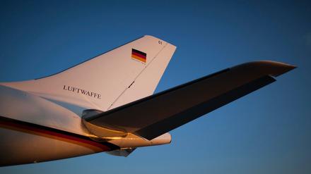 Das Leitwerk der "Konrad Adenauer" ist auf dem Flughafen in Berlin Tegel zu sehen.