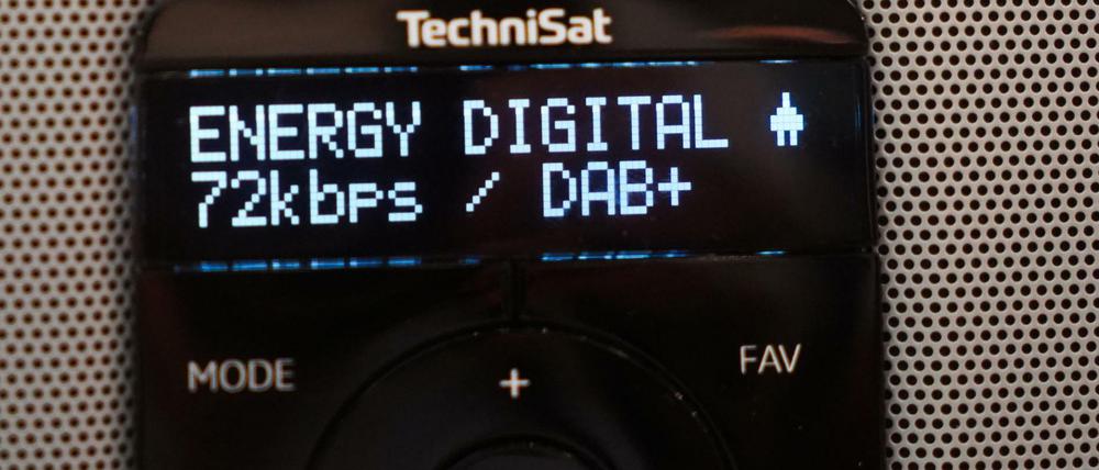 Autoradios in Neuwagen müssen künftig mindestens eine digitale Empfangsart unterstützen. Das könnte der Verbreitung von DABplus insgesamt auf die Sprünge helfen.