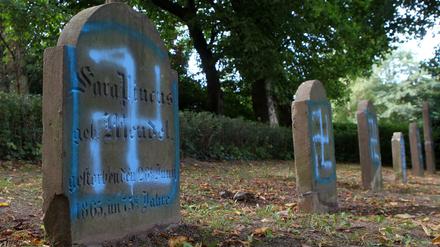 Schmierereien an Grabsteinen auf dem jüdischen Friedhof in Kröpelin (Landkreis Rostock).