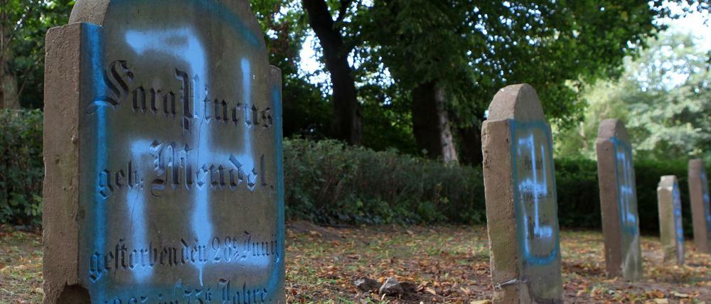Schmierereien an Grabsteinen auf dem jüdischen Friedhof in Kröpelin (Landkreis Rostock).