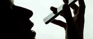 Ein Mann spricht in sein iPhone (Symbolbild).
