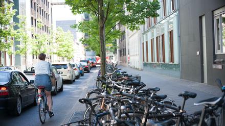 Eine Radlerin im Berliner Straßenverkehr.