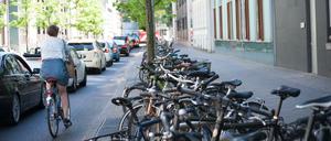 Eine Radlerin im Berliner Straßenverkehr.