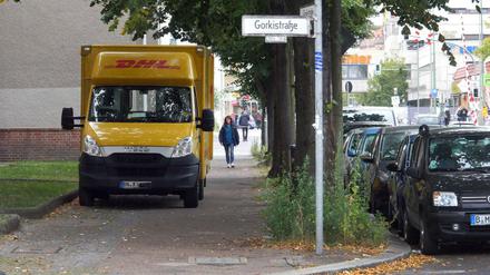 DHL-Fahrzeug auf dem Gehweg