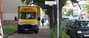 DHL-Fahrzeug auf dem Gehweg