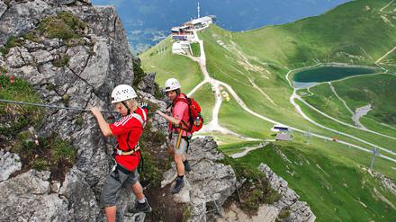 Eine Gruppe Bergsteiger an der Kanzelwand bei Oberstdorf (Archiv)