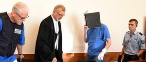 Der Angeklagte Andreas V. (2.v.r.) wird in den Gerichtssaal in Detmold geführt, neben ihm steht sein Verteidiger Johannes Salmen (2.v.l.). 