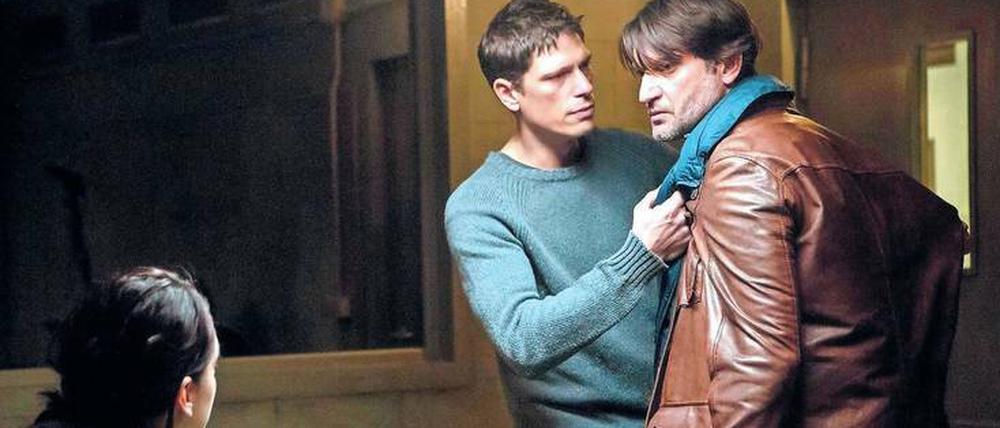 Ruppige Methoden: Polizist Russo (Matteo Martari, Mitte) und Inspektorin Ferro (Miriam Leone) verhören einen Verdächtigen.