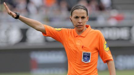 Mehr als eine Geste: Schiedsrichterin Stephanie Frappart wird das Supercup-Spiel der Männer leiten.