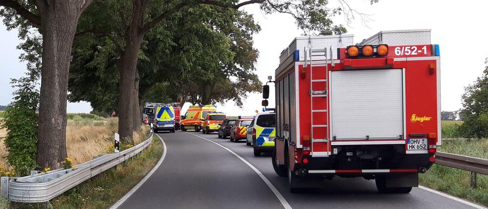 Einsatzfahrzeuge von Polizei und Feuerwehr sowie Krankenwagen stehen vor einer Unfallstelle auf der B96.