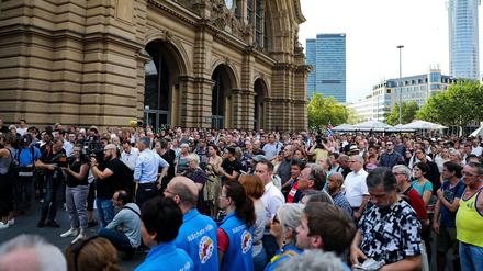 Mehrere Hundert Menschen nahmen am Dienstag an einer Andacht vor dem Frankfurter Hauptbahnhof teil. 