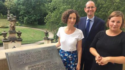Historischer Ort: Ramona Pop, Botschafter Christoph Israng und Antje Kapek auf dem Balkon der Deutschen Botschaft in Prag. 
