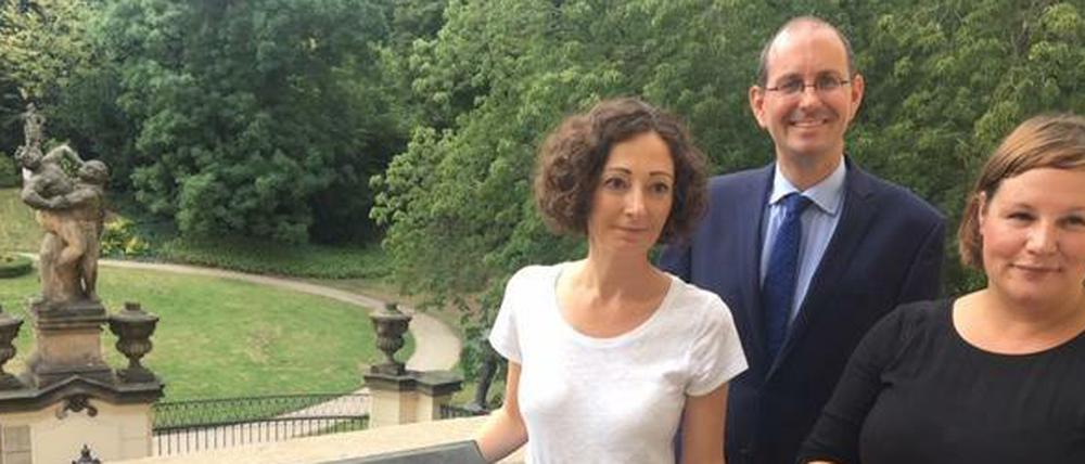 Historischer Ort: Ramona Pop, Botschafter Christoph Israng und Antje Kapek auf dem Balkon der Deutschen Botschaft in Prag.