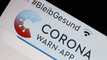 Die Corona-Warn-App mit der Seite zur Risiko-Ermittlung ist im Display eines Smartphone zu sehen.
