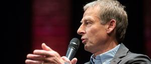 Kennenlernen. Verhandlungen führt Jürgen Klinsmann mit dem VfB Stuttgart noch nicht.