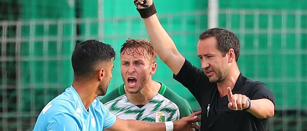 Schiedsrichter Patrick Kluge (rechts) greift im Regionalligaspiel zwischen Chemie Leipzig und Viktoria 89 durch. 