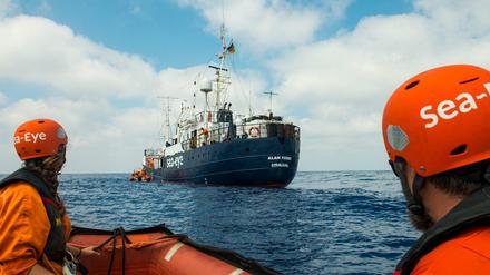Seenotretter von Sea Eye am Rettungsschiff „Alan Kurdi“ 