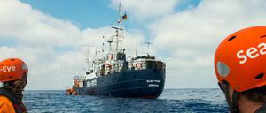 Seenotretter von Sea Eye am Rettungsschiff „Alan Kurdi“ 