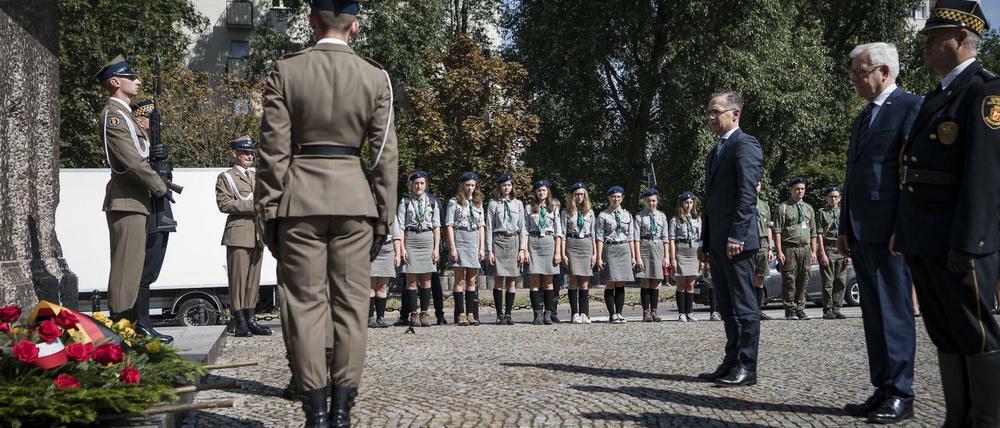 Die Außenminister Heiko Maas und Jacek Czaputowicz legten am Denkmal für die Opfer des deutschen Massakers im Warschauer Stadtteil Wola einen Kranz nieder.