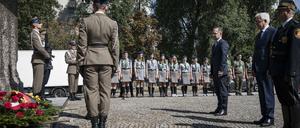 Die Außenminister Heiko Maas und Jacek Czaputowicz legten am Denkmal für die Opfer des deutschen Massakers im Warschauer Stadtteil Wola einen Kranz nieder. 