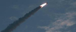 Dieses von der staatlichen nordkoreanischen Nachrichtenagentur KCNA am 26.Juli 2019 zur Verfügung gestellte Foto zeigt einen Raketentest in Nordkorea.