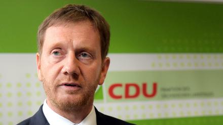 Michael Kretschmer (CDU), Ministerpräsident von Sachsen, äußert sich auf einer Pressekonferenz. 