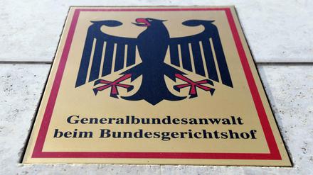 Ein Hinweisschild mit Bundesadler und dem Schriftzug «Generalbundesanwalt beim Bundesgerichtshof» ist an der Bundesanwaltschaft angebracht. 