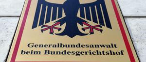 Ein Hinweisschild mit Bundesadler und dem Schriftzug «Generalbundesanwalt beim Bundesgerichtshof» ist an der Bundesanwaltschaft angebracht. 