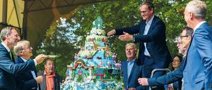 Senatschef Michael Müller schneidet die Geburtstagstorte an. Mit dabei waren Zoo-Direktor Andreas Knieriem und Müllers Amtsvorgänger Klaus Wowereit, Eberhard Diepgen und Walter Momper.