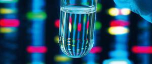 Molekularfahndung. Die Gene können helfen, Tätermerkmale zu ermitteln – aber nur, wenn genug Blut oder andere Zellen am Tatort entdeckt werden. 