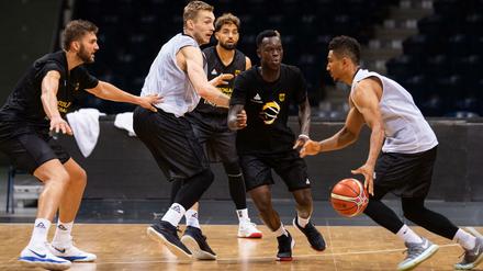 Made in Berlin: Maodo Lo und Niels Giffey (helle Trikots) sowie Joshiko Saibou (mittig im Hintergrund) haben das Basketballspielen in Berlin erlernt.