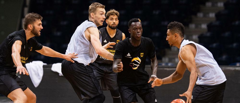 Made in Berlin: Maodo Lo und Niels Giffey (helle Trikots) sowie Joshiko Saibou (mittig im Hintergrund) haben das Basketballspielen in Berlin erlernt.