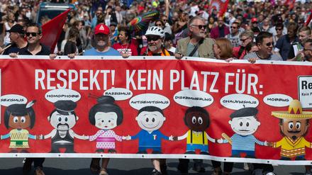 Demonstranten tragen ein Plakat gegen Ausgrenzung und Rassismus im Juli in Kassel.