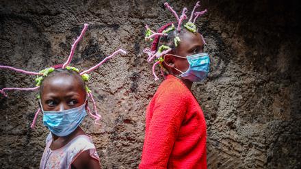 Nicht so verheerend wie in Europa. Martha Apisa (l.) und Stacy Ayuma aus Kenia tragen bunte Zöpfe, um ihre Landsleute vor Corona zu warnen.