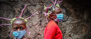 Nicht so verheerend wie in Europa. Martha Apisa (l.) und Stacy Ayuma aus Kenia tragen bunte Zöpfe, um ihre Landsleute vor Corona zu warnen. 