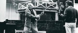Der Meistersinger. Wolfgang Wagner spielt Hermann Prey während einer Probe in Bayreuth 1981 die Rolle des Sixtus Beckmesser vor.