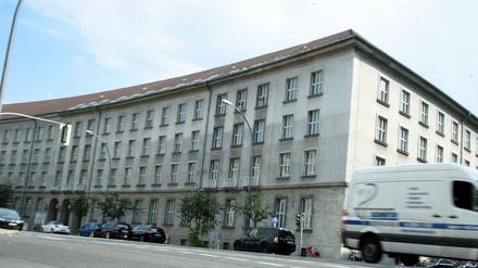 Das Dienstgebäude der Finanzverwaltung in der Klosterstraße 59 soll schon im August Außenjalousien bekommen.