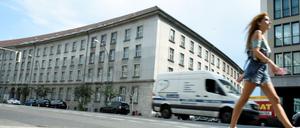 Das Dienstgebäude der Finanzverwaltung in der Klosterstraße 59 soll schon im August Außenjalousien bekommen.