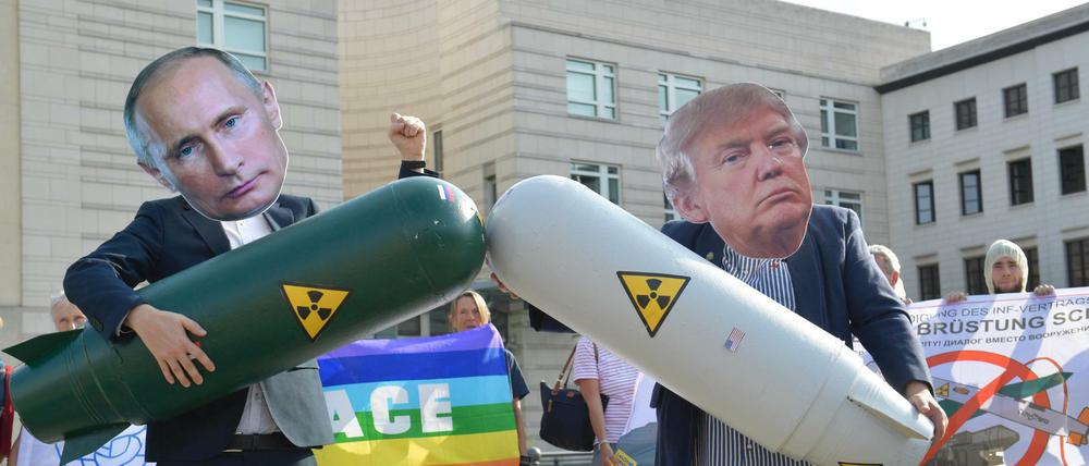 Protest vor der US-Botschaft in Berlin gegen ein neues Wettrüsten nach Ende des INF-Vertrags