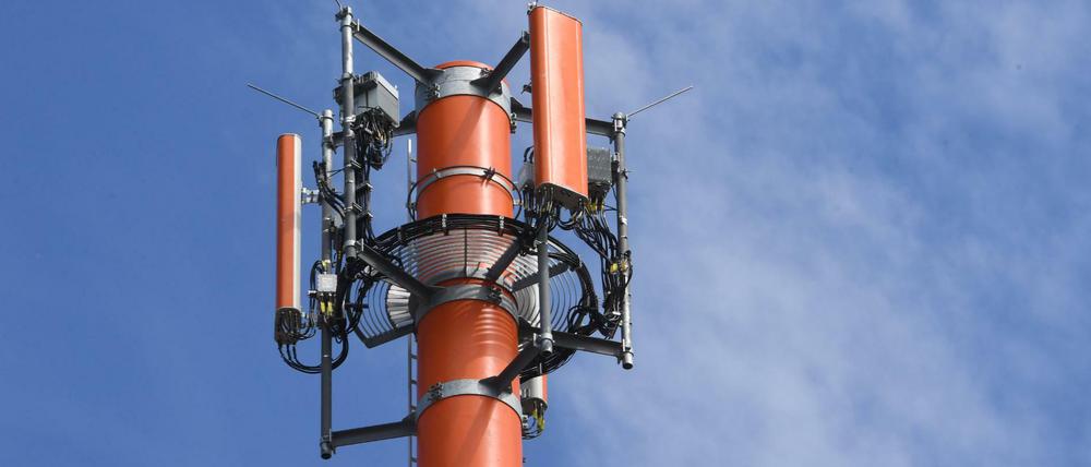 Ein Sendemast mit verschiedenen Antennen für den Mobilfunk
