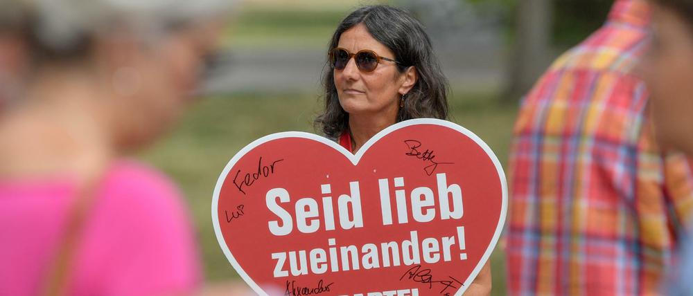 Diese Frau demonstriert in Cottbus gegen eine AfD-Kundgebung – aber könnte ihre Parole nicht auch eine Aufforderung zur Debatte sein?