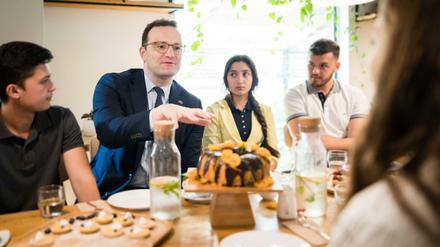 Bundesgesundheitsminister Jens Spahn (CDU,2.v.l) rührte in Pristina im Juli die Werbetrommel für den Standort Deutschland.