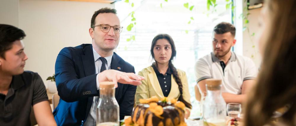 Bundesgesundheitsminister Jens Spahn (CDU,2.v.l) rührte in Pristina im Juli die Werbetrommel für den Standort Deutschland.