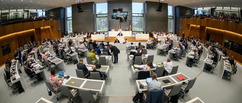 Denn die zwölf Mandate der Grünen und die elf der FDP reichen nicht für das erforderliche Quorum von einem Fünftel der insgesamt 137 Abgeordneten.